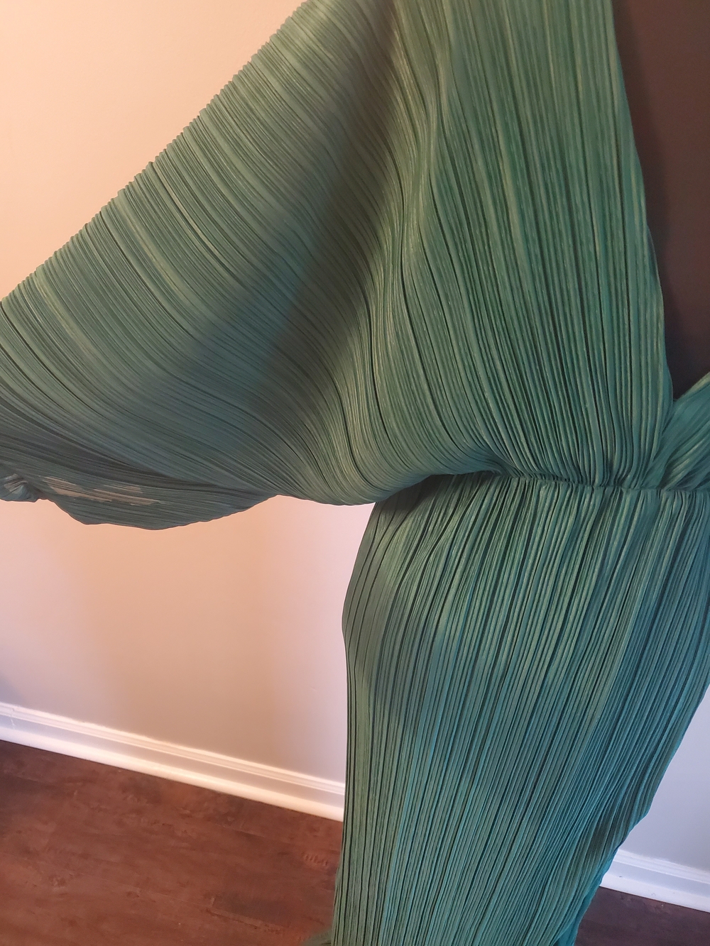 Elegant Green Pleated V-Neck Maxi Dress - Picture 4 of 5